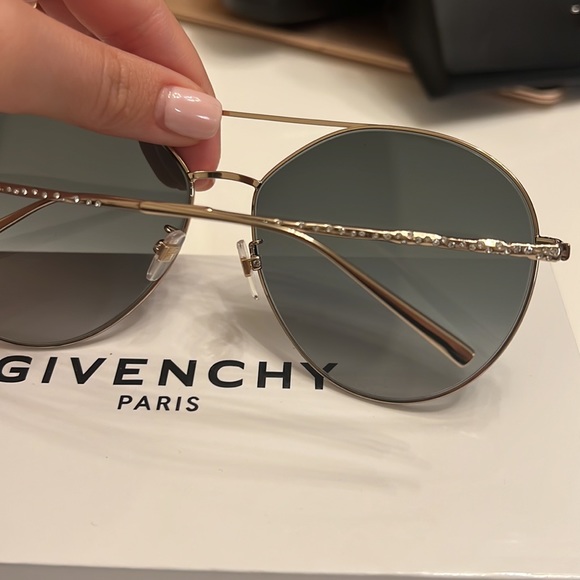 GIVENCHY Sunglasses - Picture 4 of 5